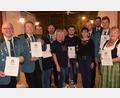 Bild: bö
Treue Mitglieder des Schützenvereins Mendorferbuch-Egelsheim, darunter Schützenmeister Johann Viehauser und Franz Braun (von links), werden mit Auszeichnungen des Oberpfälzer Schützenbundes bedacht.