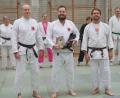 Bild: 1. JC Weiden
Tobias Schwendner freut sich über die bestandene Prüfung zum Schwarzgurt. Der 1. Vorsitzende der Ju-Jutsu-Abteilung „Team Bushido“ , Erwin Bauer (links), und der 2. Vorsitzende des Hauptvereins 1. Judoclub Weiden, Christian Kett (rechts), gratulierten.
