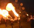 Bild: dob
Eine spektakuläre Hochzeits- und Romantik-Feuershow zauberten die Tänzer der Waidhauser Gruppe "Public Surprise" bei der Aktion des Mittelständischen Wirtschaftskreises "Vohenstrauß im Kerzenschein". Die Besucher waren schier begeistert.