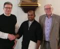 Bild: ads
KAB-Kreispräses Pfarrer Michael Jakob (links) ernennt den neuen Kaplan von St. Georg Suresh Babu Kanumuri (Mitte) zum KAB-Ortspräses. Der KAB-Vorsitzende von St. Georg, Franz Hirmer (links), begrüßt den Kaplan als geistigen Beirat.