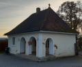 Bild: bey
Das Leichenhaus im Friedhof Neudorf ist dringend sanierungsbedürftig. Nur wer muss sich eigentlich darum kümmern?