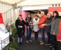 Bild: rpp
Alexandra Deubzer, Martina Leiter, Monika Pregler (von links) sowie Brigitte Schindler (rechts) übergeben die Spende an Herbert Putzer und Andreas Steinl von der Kinderkrebshilfe in der Region Oberpfalz Nord.