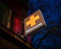 Bild: Julian Stratenschulte/dpa/Symbolbild
Ein Schild Notaufnahme hängt an einem Krankenhaus.