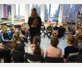 Bild: jpl
Viel zu lachen hatten nicht nur die Grundschüler der Klasse 2a in Neusorg, als Elvira Kastl aus dem Buch "Weil Tiger keine Affen sind" vorlas.