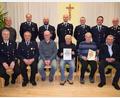 Bild: wku
Die Feuerwehr Königstein ehrte langjährige Mitglieder: Bürgermeister Jörk Kaduk, Matthias Wiesend, Stefan Vogl, Hermann Rumpler, Alois Platzer, Florian Badenberg und Wolfgang Platzer (hinten von links), Hans-Jürgen Pirner, Georg Grembler, Kurt Pirner, Wolfgang Seitz, Erwin Fischer und Reinhold Ertl (vorne von links).