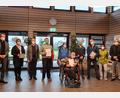Bild: Janine Blüchel/exb
Für 25 Jahre Mitarbeit in den Behindertenwerkstätten geehrt wurden Bettina Maierhöfer (Zweite von links), Helmut Lang (Vierter von links), Damian Ksciuk (Fünfter von links), Frank Minnich (vorne, im Rollstuhl) und Marco Pilsak (Dritter von rechts). Mit im Bild Domkapitular Michael Dreßel (links), Vorsitzender der KJF Regensburg, Einrichtungsleiter Dr. Karl Kick (Dritter von links), Stefan Rösch (Vierter von rechts) und Monica Beyerlein (Zweite von rechts) von der Mitarbeitervertretung sowie der Leiter des Begleitenden Dienstes, Maximilian Schmid (rechts).