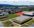 Bildmontage: Wolfgang Erhart/exb
Auf der rot eingefärbten Fläche soll der Neubau der Fertigungshalle der Firma Scherdel realisiert werden. Der Bereich dahinter ist ebenfalls im Besitz des Unternehmens und steht für eventuelle weitere Baumaßnahmen zur Verfügung.