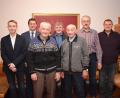 Bild: bnr
Die Gemeinde Trausnitz ehrte vier Bürger für ihre besonderen Leistungen. Es sind dies (vordere Reihe von links) Elias Demleitner, Josef Götz, Ludwig Zimmerer und Josef Hammer. Die Auszeichnung überreichten (hintere Reihe von links) Bürgermeister Martin Schwandner, zweiter Bürgermeister Josef Prechtl und dritter Bürgermeister Markus Lehner.