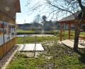 Bild: fjo
Der Spielpark in Hagendorf ist fast fertig. Am Gebäude sind die von Heimatpfleger Andreas Ringholz entworfenen Tafeln zur Bergwerksgeschichte des Waidhauser Ortsteils angebracht.