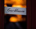 Bild: Rolf Vennenbernd/dpa/Symbolbild
Ein Schild mit der Aufschrift „Geschlossen“ hängt an der Tür eines Restaurants.