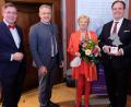 Bild: do
Die Nordoberpfälzer Wirtschaftsjunioren sind Träger des Rainer-Markgraf-Preises 2022. Die Preisskulptur überreichte Irene Markgraf an Philipp Rank (rechts), Kreissprecher der Wirtschaftsjunioren. Die Spendengala moderierte geschäftsführender Stiftungsvorstand Florian Prosch (links). Die Laudatio hielt der Tirschenreuther Landrat Roland Grillmeier (Zweiter von links).