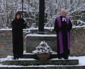 Bild: le
Am Ewigkeitssonntag gehört neben dem Gottesdienst der Friedhofgang zum Besuch der Gräber für die Verstorbenen im letzten Kirchenjahr. Am großen Friedhofskreuz betet Pfarrer Wiilfried Römischer für die Verstorbenen.