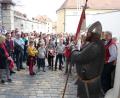 Archivbild: rlö
Ob der Zuspruch bei den Stadtführungen zum Orange Day mit Tanja Weiß am Freitag und Samstag ähnlich stark sein wird wie bei der szenischen Stadtführung im Jahr 2019, bleibt abzuwarten, aber der Rundgang wird auch wieder hinauf ins Sulzbacher Schloss führen, wo es um „Sulzbachs starke Frauen“ geht.