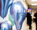 Symbolbild: Hauke-Christian Dittrich/dpa
Die umweltfreundliche Erzeugung von Wasserstoff ist ein Zukunftsthema auch im Landkreis Tirschenreuth. Das Symbolbild zeigt einen Ballon mit dem chemischen Zeichen für Wasserstoff.