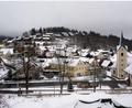 Bild: Gemeinde Flossenbürg/exb
Noch liegt nicht viel Schnee in Flossenbürg, trotzdem könnte der Winter ungemütlich werden. Das Räumfahrzeug soll künftig seltener ausrücken, um Treibstoff zu sparen. Die Sanierung des Plattenbergs wird außerdem die größte Maßnahme im Rahmen der Städtebauförderung in den nächsten Jahren.