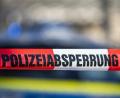 Symbolbild: David Inderlied
Ein Absperrband mit der Aufschrift "Polizeiabsperrung" ist aufgespannt.