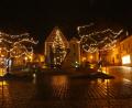 Bild: rn
Kleine Lichterketten und nur ein Chrstbaum übernehmen heuer die Beleuchtung des Stadtplatzes. Die Ständerleuchten bleiben aus..