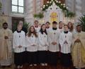 Bild: bnr
Am Christkönigsfest sind sechs Ministranten (vordere Reihe) aus der Ministrantenschar der Pfarrei Pfreimd ausgeschieden. Pfarrer Georg Parampilthadathil (rechts) und Pater Josef (links)dankten ihnen für ihren zuverlässigen Dienst am Altar.