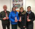 Bild: Günter Preißl/exb
Erika Beer (Zweite von links) und Evi Rauch (Zweite von rechts) vom Frauenbund Sulzbach-Rosenberg überreichten 350 Nikolauspäckchen an Bernhard Saurenbach und Anette Schwarz-Velis von der Tafel.