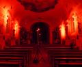 Bild: ban
Die katholische Pfarrkirche Mariä Himmelfahrt in Erbendorf ist innen derzeit rot beleuchtet.