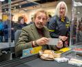 Bild: Armin Weigel/dpa
In Regensburg gab Thomas Gottschalk den Verkäufer und kassierte Milch, Reis, Orangen, Gummibärchen und Wein ab.