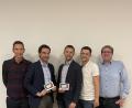 Bild: knh
Eingerahmt von den Vorsitzenden Philipp Fuhrmann (Vierter von links.) und Stefan Schumann (links) nahmen die zwei Aktivposten Stephan Oetzinger (Zweiter von links.) und Johannes Wittmann (Dritter von links) Abschied von der Jungen Union Mantel. Ortsvorsitzender der CSU Mantel Christoph Müller (rechts) dankte für ihr Engagement.