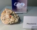 Bild: ck
Der Pfeil weist auf die betreffende Stelle hin, wo der "Pleysteinit" winzig klein zu sehen ist. Mit Lupe oder Mikroskop kann man das Mineral besser begutachten.