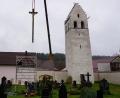 Bild: tra
Mit einem Kranwagen wurde das Friedhofskreuz am Stephansturm zum Verladen über die Dächer gehoben