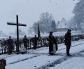 Bild: exb/Karl Meier
In tief winterlichem Wetter wurde die Andacht auf dem Soldatenfriedhof in Wöllershof für die Gefallenen der Weltkriege zelebriert.
