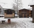 Bild: lum
Für den kommenden Adventszauber am Wildenreuther Dorfplatz sind schon einige Hütten aufgestellt. Der Schnee wird bis dahin aber wohl nicht mehr liegen.