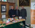 Bild: ads
Bei einer Benefizaktion wurden die Gläubigen von St. Martin um Spenden von haltbaren Lebensmittel gebeten. Ein Dutzend Kisten konnte Stadtpfarrer Thomas Helm (rechts) und Diakon Richard Sellmeyer (links) dem Vorsitzenden der Amberger Tafel, Bernhard Saurenbach, übergeben.