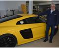 Bild: jr
Josef Schuller, der jetzt seinen 70. Geburtstag nachfeierte, ist ein großer Autofan und leidenschaftlicher Sammler. Zu seinem Fuhrpark gehört neben zahlreichen Oldtimern auch dieser erst vier Jahre alte gelbe Audi R8 mit 610 PS.