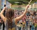 Bild: eib
Tom Palme mit seinen Rasta-Locken ist voll im Einsatz. Die Kinder machen begeistert mit.