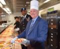 Bild: bö
Bei einer vorgezogenen Thanksgiving-Feier in Hohenfels servierten die "Chefs", Garrison Commander Colonel Kevin Poole und Deputy Garrison Manager Patrick Rothbauer (von rechts), zusammen mit den Offizieren ihrer Stäbe den Soldatinnen und Soldaten das Mittagessen im Speisesaal der Truppenküche.