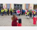 Bild: Kathrin Birner, ver.di Bezirk Oberpfalz/exb
Mehr als 100 Beschäftigte versammeln sich in Grafenwöhr vor dem Verhandlungsbeginn.