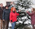 Bild: cog
Achim und Renate Kiel, Larysa Pavlenko und Yevheniia Hilenchenko (von links) hängen die Spendenkugeln an gelb-blauen Bändern, den Nationalfarben der Ukraine, in den Weihnachtsbaum.