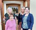 Bild: whü
Pfarrerin Kathrin Spies ehrte Frieda Graf (vorne von rechts) für sechs Jahrzehnte aktives Singen, ebenso ihre beiden Töchter Marianne Schneider und Regina Dollhopf, die seit 45 Jahren dem Kirchenchor angehören.