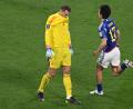 Bild: Robert Michael/dpa
Manuel Neuer (links) schleicht bedröppelt vom Platz, ein Japaner stürmt auf die Jubeltraube zu. Die deutsche Elf verlor überraschend gegen die Asiaten.