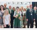 Bild: bsc
Vorsitzender Wolfgang Schlicht (rechts) gratulierte den neuen Titelträgern des Schützenvereins Frauenreuth: Jugendkönigin Sarah Petrik (links), Schülerkönigin Sophie Paukner (Dritte vorne links), Schützenliesl Edeltraud Kaßeckert (Sechste von links) und Seniorenkönig Rudi Wildenauer (Zweiter von rechts). Mit im Bild die Ersten und Zweiten Ritter der verschiedenen Wettbewerbsklassen, es fehlt auf dem Bild Schützenkönig Dennis Damrath.