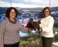 Bild: pz
Monika Sommer (links) und Inge Frank von der Tourist-Info Waldsassen mit dem Maskottchen "Berni". Das Plüsch-Wildschwein soll bei Fototerminen schöne Fleckchen des Stiftlands bekannter machen.