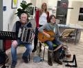 Bild: rpp
Albin Zeitler (links) und Ingrid Krämer sorgten für einen kurzweiligen Nachmittag bei den Senioren des Hauses am Schirnitzbach in Kemnath. Monika Walter (Mitte) hatte den Auftritt der beiden Musikanten vermittelt.