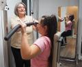 Bild: bl
Margit Berkmann (links) ist besonders stolz auf den neuen Geräteraum in der Oberviechtacher Physiotherapie-Praxis. Mit 56 Jahren hat sie die Seiten gewechselt: von der Arbeitnehmerin zur Arbeitgeberin.
