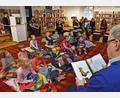 Bild: Petra Hartl
Landrat Richard Reisinger war anlässlich des bundesweiten Vorlesetags in die Stadtbibliothek gekommen und unterhielt sein junges Publikum mit zwei Geschichten.