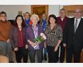 Bild: jr
Erna Franz ist mit 95 Jahren die älteste Einwohnerin der Marktgemeinde Bad Neualbenreuth. Zum Geburtstag freute sich die Jubilarin über viele Glückwünsche. Von links Seniorenbeauftragte Beate Ott, Tochter Angela, Birgit Lippert (Frauenbund), Erna Franz, Carina Keil (Frauenbund), Tochter Inge, Pfarrgemeinderatssprecher Wolfgang Plonner und Bürgermeister Klaus Meyer.
