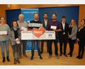 Bild: sm
Insgesamt 1500 Euro spendet die Volksbank Raiffeisenbank Nordoberpfalz an sechs Vereine und Einrichtungen. Regionalmarktleiter Gerhard Röbl (hinten Mitte) überreicht zusammen mit Geschäftsstellenleiterin Janine Becker (rechts) das Geld.