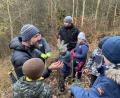 Bild: wrm
Die Windischeschenbacher Pfadfinder pflanzen 150 Setzlinge mit Amtsförster Andreas Arnold.