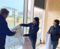 Bild: Katja Bloßfeldt/exb
Stadtbaumeister Hubert Siller (links) erläuterte den Eltern der Mädchen und Buben bei einem Besuch auf der Baustelle des neuen Johanniter-Kinderhauses in Waldsassen Einzelheiten zur Einrichtung.