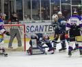 Bild: Gebert
Am vergangenen Sonntag, Szene vor dem Kasten des Weidener Goalies Jaroslav Hübl, kassierten die Blue Devils gegen Deggendorf mit 1:2 die erste Niederlage in dieser Saison. An diesem Wochenende trifft der Spitzenreiter der Oberliga Süd auf den EC Peiting und die Höchstadt Alligators.