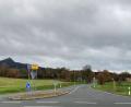 Bild: stg
Ein Geh- und Radweg rechts neben der Kreisstraße soll Kaibitz (Hintergrund) einmal mit Löschwitz verbinden. Wann die Maßnahme realisiert werden kann, kann vom Bau der geplanten Unterführung der Staatsstraße (vorne) ab.