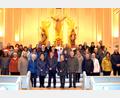 Bild: fjo
Die Ehepaare mit Jubiläen zwischen zehn und 70 Jahren treffen sich zu einem gemeinsamen Gottesdienst mit dem Pfarrgemeinderat und Pfarrer Adam Karolczak (letzte Reihe, Mitte).